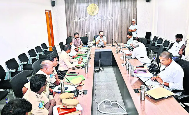సరిహద్దు భూ సమస్యలను పరిష్కరించాలి