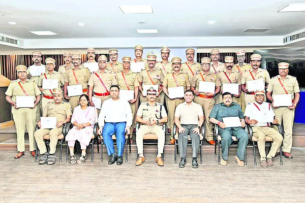 రిటైర్ పోలీస్ అధికారులకు సత్కారం