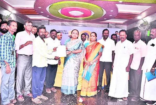 అర్హులకు కలైంజ్ఞర్ ఆరోగ్యశ్రీ కార్డు