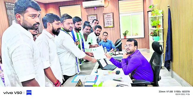 హాస్టళ్లను రక్షించాలని వినతి 