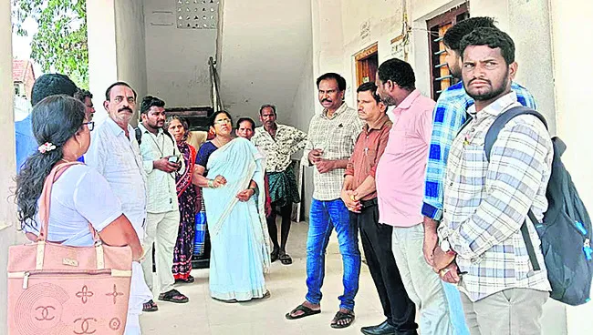 ఎ.కొత్తపల్లిలో ప్రొటోకాల్కు తూట్లు