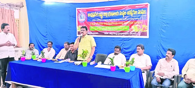 గ్రంథాలయ ఉద్యోగుల జీతాలు చెల్లించాలి