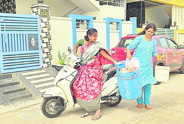 చెత్త సేకరణలో నిర్లక్ష్యంపై నిరసన