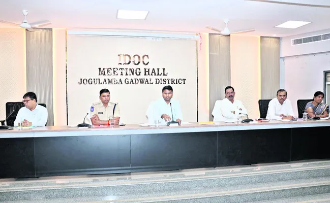 హాస్టళ్ల నిర్వహణలో నిర్లక్ష్యం వద్దు 