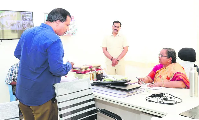 విధులు నిర్వర్తించని డాక్టర్లపై చర్యలు