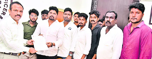 విద్యార్థుల బాధలు పట్టవా