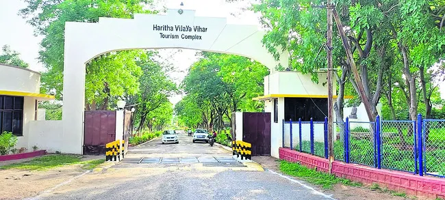 ఆతిథ్యమిస్తున్న హోటళ్లు