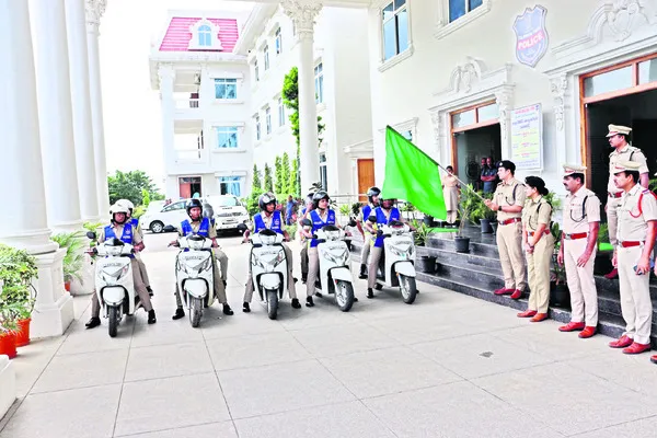 బ్లూకోల్ట్ విధుల్లో మహిళా కానిస్టేబుళ్లు