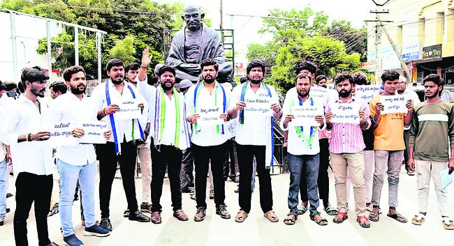 హాస్టళ్లలో పురుగుల అన్నం.. నీళ్ల చారే గతి