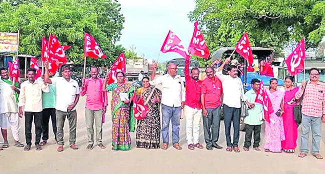 అటవీ ఆంక్షలు ఎత్తివేయాలని రాస్తారోకో