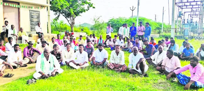 నిరంతర విద్యుత్ కోసం రైతుల ఆందోళన