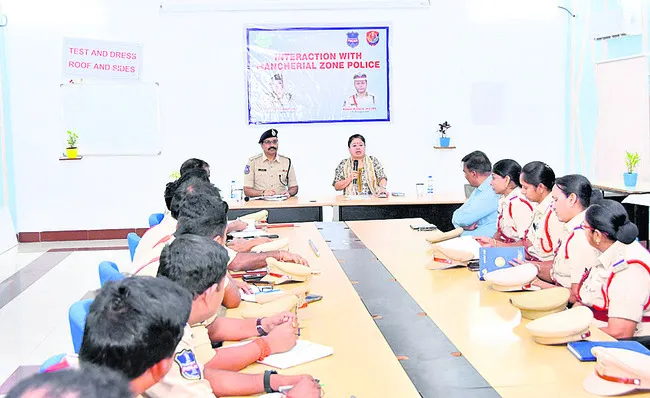 మహిళా సిబ్బంది అన్ని విధులు నిర్వర్తించాలి