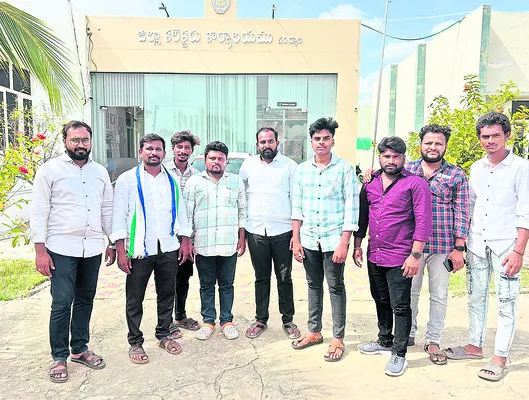 హాస్టళ్లలో నీళ్ల పప్పుతో అన్నం