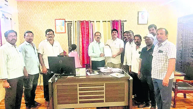 సమస్యలు పరిష్కరించాలని డిమాండ్