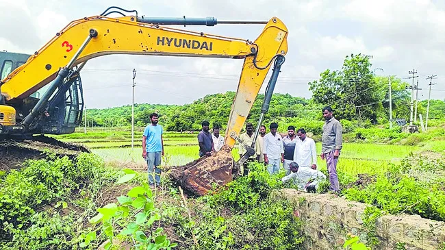 నల్లవాగు కాల్వలో పూడికతీత