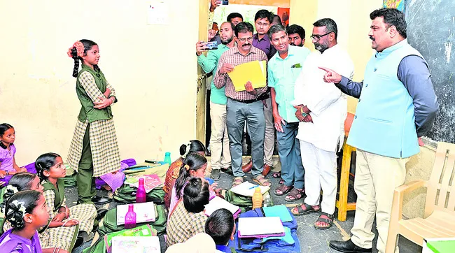 ఉపాధ్యాయుడైన జిల్లా కలెక్టర్