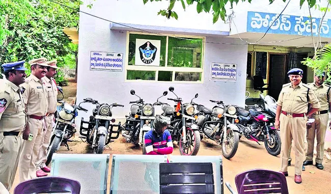మోటార్‌ సైకిళ్ల దొంగ అరెస్టు 