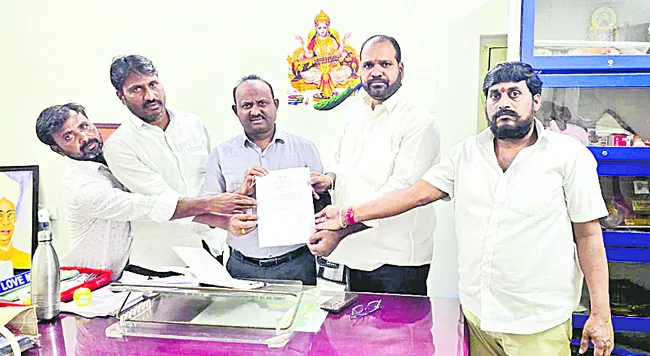 తరగతి గదులు నిర్మించండి