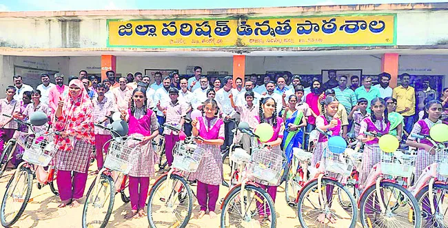 విద్యార్థులకు సైకిళ్లు పంపిణీ