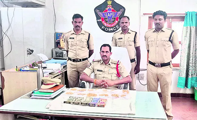 కిలో బంగారు ఆభరణాల సీజ్