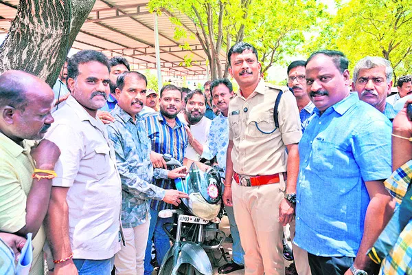 నకిలీ మీడియాను అరికట్టేందుకే స్టిక్కర్ల పంపిణీ