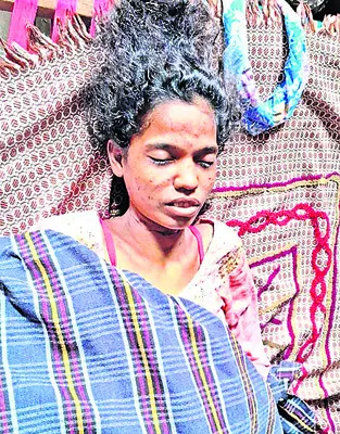 చేతులు, కాళ్లను చున్నీతో కట్టి.. మరో చున్నీతో మెడ బిగిం