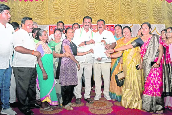 అర్హులందరికీ రేషన్ కార్డులు