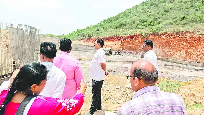 ఫీడర్ కెనాల్ పనుల పరిశీలన