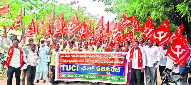 కార్మికులకు కనీస వేతనం ఇవ్వాలి