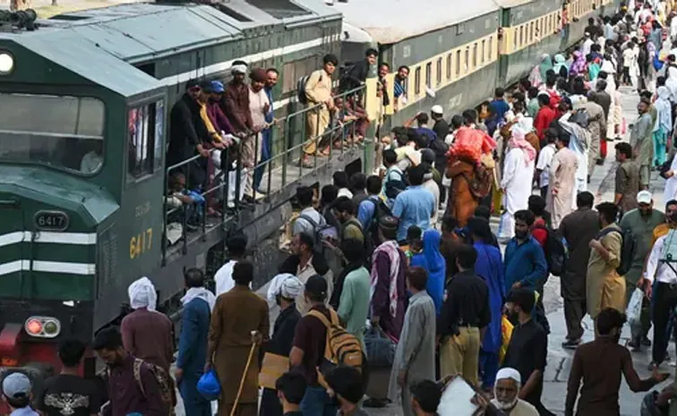 Several Coaches Train Derail in Near Pakistan