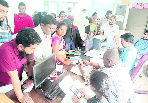● ‘మహాలక్ష్మి, గృహజ్యోతి’ నమోదుకు అర్హుల ఆసక్తి ● సందడి