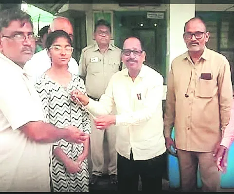 బంగారు గొలుసు అప్పగింత 