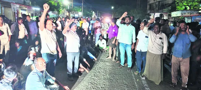 స్కూల్‌ బస్సు ఢీకొని విద్యార్థి మృతి 