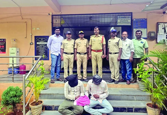 అంతర్‌ జిల్లా చైన్‌స్నాచర్ల అరెస్ట్‌ 