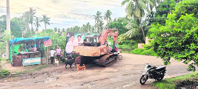 కూల్చివేతను అడ్డుకున్న దళితులు 