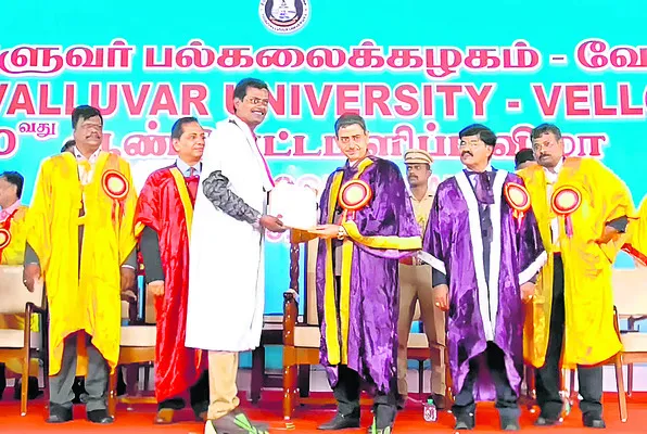 పరిశోధనా విద్యకు అధిక ప్రాధాన్యమివ్వాలి