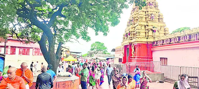    అంజన్న సన్నిధిలో భక్తుల రద్దీ