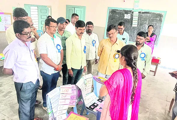 బోధనోపకరణలతో  నాణ్యమైన విద్య● డీఈవో రాము
