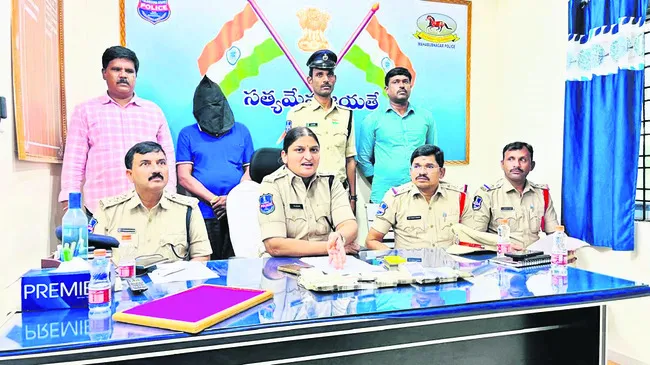 ఆలయాలే లక్ష్యంగా చోరీలు 
