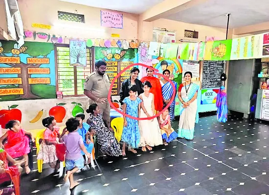 తల్లి చెంతకు తప్పిపోయిన బాలికలు