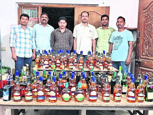 108 డిఫెన్స్‌ మద్యం బాటిళ్ల స్వాధీనం