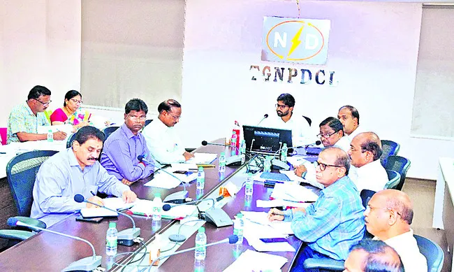 విద్యుత్‌ స్తంభాలపై కేబుల్స్‌ తొలగించాలి 