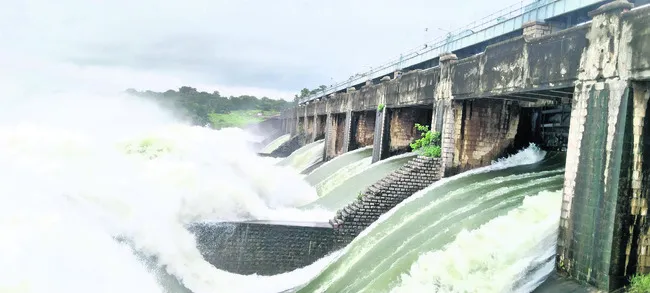 కొనసాగుతున్న నీటి విడుదల 
