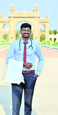 ఇద్దరు డాక్టర్లు, స్టాఫ్‌ నర్సుకు షోకాజ్‌ నోటీసు 