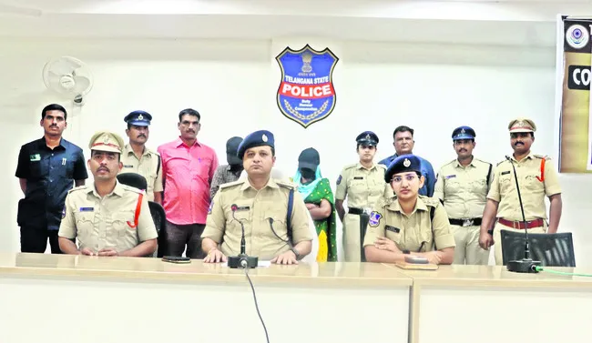 దారిదోపిడీ కేసులో భార్యాభర్తల అరెస్టు
