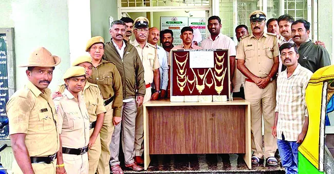 నగలు కొంటామంటూ చోరీ.. అరెస్టు