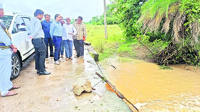 వర్షాలపై అప్రమత్తంగా ఉండాలి