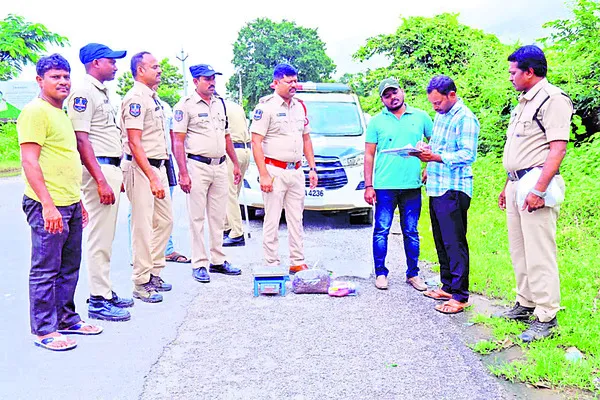 గంజాయి వ్యాపారం చేస్తున్న తండ్రీకొడుకులు