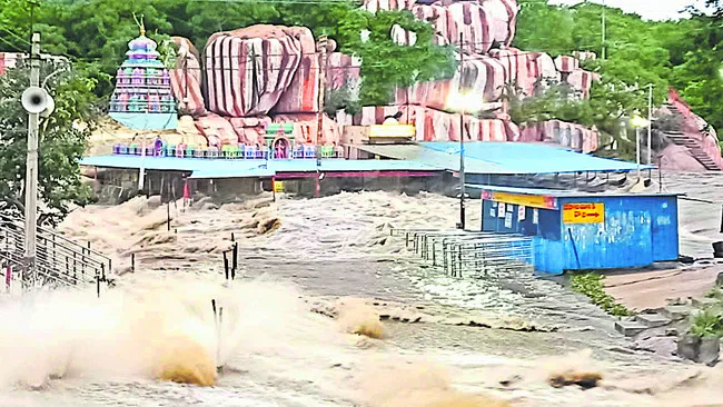 జల దిగ్బంధంలోనే దుర్గమ్మ 