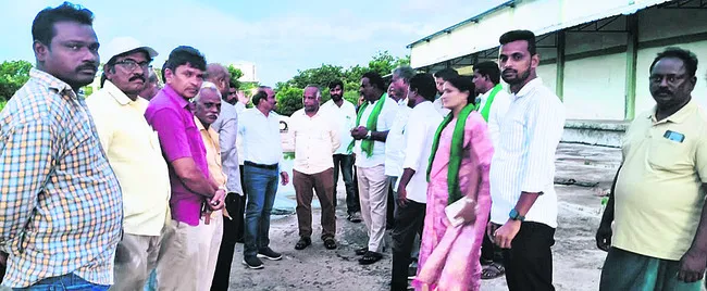 మార్కెట్‌ యార్డుల అభివృద్ధిపై దృష్టి